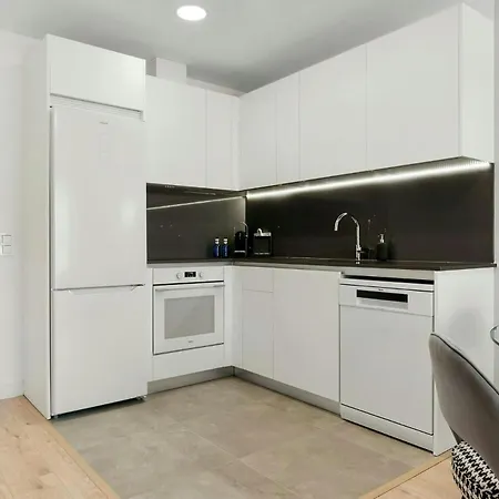Eye Pool & Parking Free Apartment
